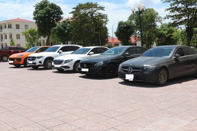 Cơ quan công an thu giữ nhiều xe ôtô đắt tiền là tang vật vụ án Cơ quan công an thu giữ nhiều xe ôtô đắt tiền là tang vật vụ án