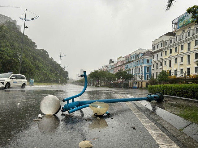 Gió giật mạnh làm đổ đèn đường Gió giật mạnh làm đổ đèn đường