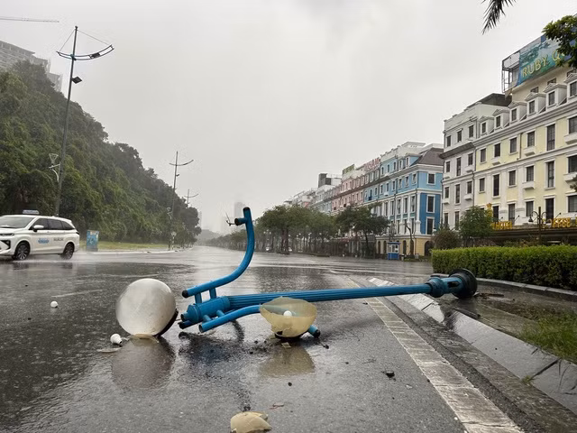 Gió giật mạnh làm đổ đèn đường