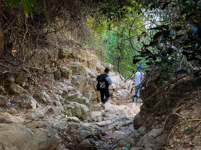 Ở cuối đoạn đường xuống Ghềnh Bàng có nhiều đá lớn kéo dài khoảng 100m. Ảnh: Hữu Tú