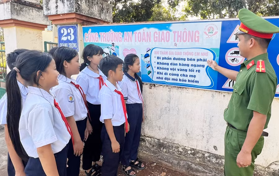 Mô hình “Cổng trường an toàn giao thông” tại Trường Tiểu học thị trấn Phú Hòa. Ảnh: Đ.Y