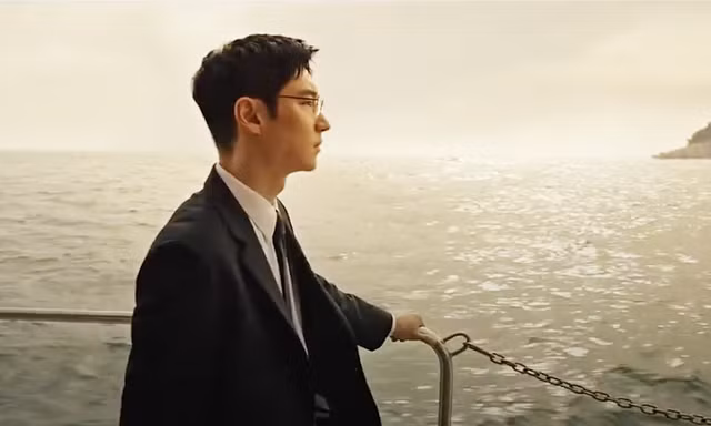 Nhân vật Kim Do Ki một mình đến Việt Nam tìm kiếm tung tích của một nam thanh niên Hàn Quốc bị chính nhóm lừa đảo người Hàn dụ đến Việt Nam làm việc. Ảnh cắt từ clip