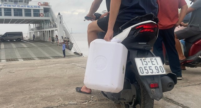 Người dân trên đảo Cát Bà mang can lên phà về đất liền mua xăng tiếp tế. Người dân trên đảo Cát Bà mang can lên phà về đất liền mua xăng tiếp tế.