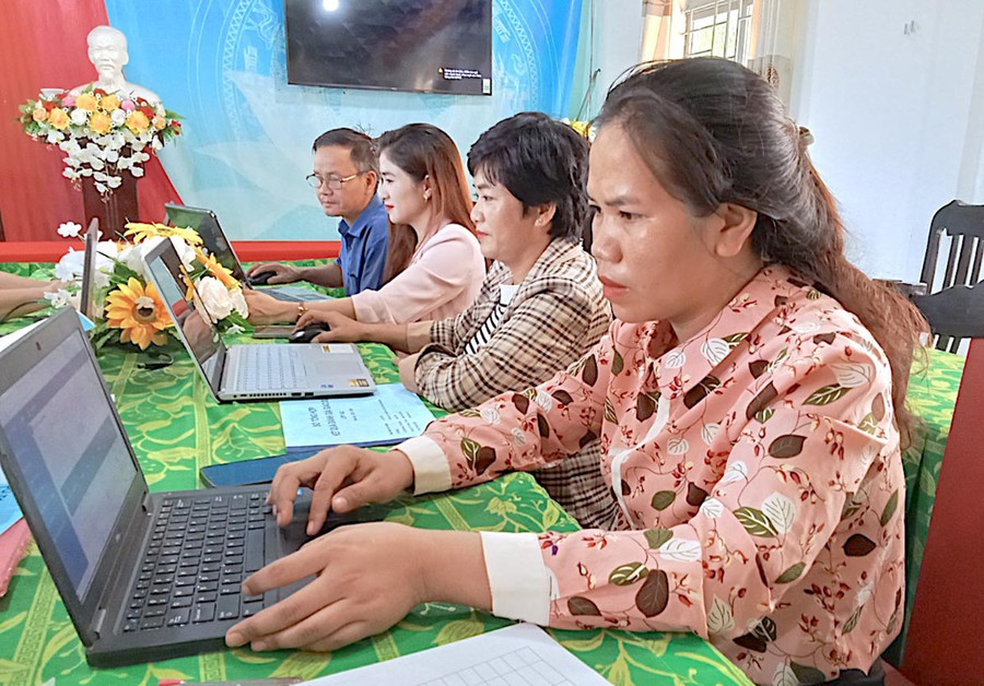 Giáo viên Trường Tiểu học và THCS Trần Hưng Đạo (xã Al Bá, huyện Chư Sê) nhập kết quả học tập của học sinh trên SMAS và đồng bộ dữ liệu trên học bạ số. Ảnh: M.T