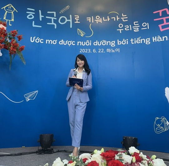 Thạc sĩ Phạm Thị Thuỳ Linh là MC sự kiện Tổng thống Hàn Quốc Yoon Suk-yeol và phu nhân gặp gỡ học sinh sinh viên Việt Nam đang theo học tiếng Hàn. Ảnh: NVCC