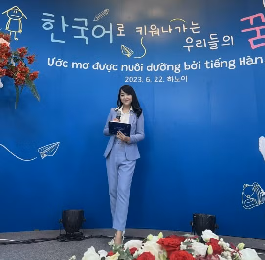 Thạc sĩ Phạm Thị Thuỳ Linh là MC sự kiện Tổng thống Hàn Quốc Yoon Suk-yeol và phu nhân gặp gỡ học sinh sinh viên Việt Nam đang theo học tiếng Hàn. Ảnh: NVCC