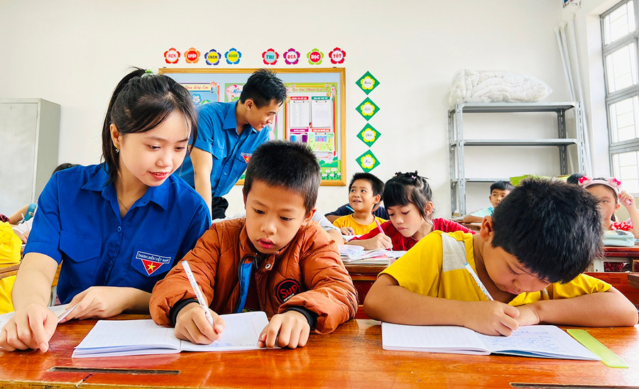 Đoàn viên, thanh niên phường Đống Đa (TP. Pleiku) hướng dẫn các em học sinh ôn tập kiến thức trong dịp hè. Ảnh: P.L Đoàn viên, thanh niên phường Đống Đa (TP. Pleiku) hướng dẫn các em học sinh ôn tập kiến thức trong dịp hè. Ảnh: P.L