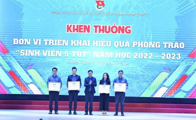 Anh Bùi Hoàng Tùng trao bằng khen cho những đơn vị triển khai hiệu quả phong trào &quot;Sinh viên 5 tốt&quot;