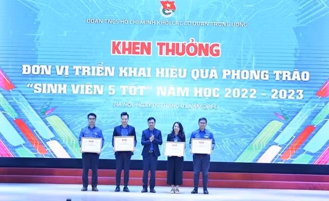 Anh Bùi Hoàng Tùng trao bằng khen cho những đơn vị triển khai hiệu quả phong trào "Sinh viên 5 tốt"