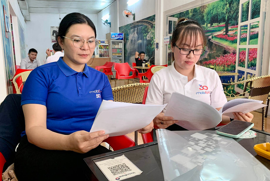 Người lao động tại MobiFone khu vực 7 trình bày sự việc với phóng viên. Ảnh: Như Nguyện Người lao động tại MobiFone khu vực 7 trình bày sự việc với phóng viên. Ảnh: Như Nguyện
