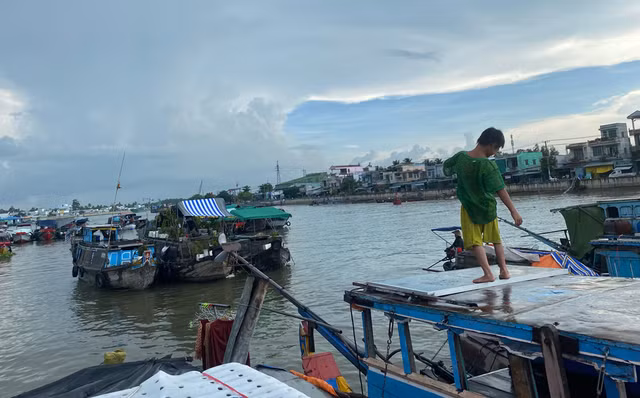 Những đứa trẻ lênh đênh ở chợ nổi, lênh đênh cả con chữ.