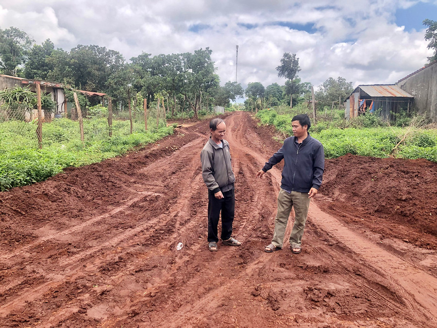 Ông Siu Kheo (bìa phải)-Bí thư Chi bộ kiêm Trưởng thôn Hlang Ngol (xã Ia Vê) bên con đường vừa được san ủi mặt bằng để chuẩn bị đổ bê tông. Ảnh: L.N Ông Siu Kheo (bìa phải)-Bí thư Chi bộ kiêm Trưởng thôn Hlang Ngol (xã Ia Vê) bên con đường vừa được san ủi mặt bằng để chuẩn bị đổ bê tông. Ảnh: L.N