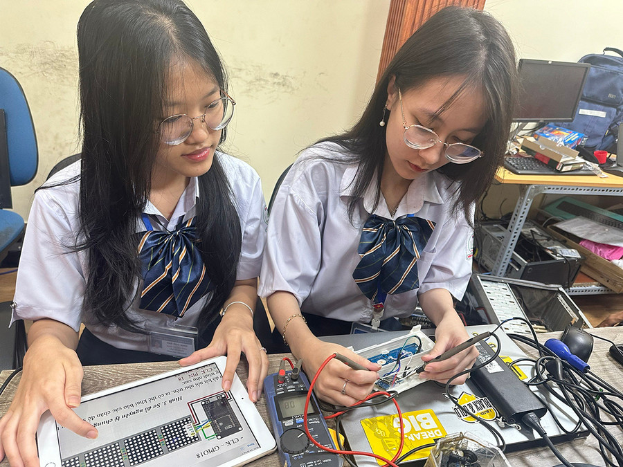 Nhóm tác giả hoàn thiện chiếc đồng hồ. Ảnh: H.A.P