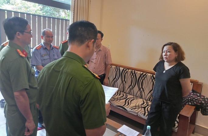 Bà Nhung bị khởi tố, bắt giam về tội "trốn thuế" Bà Nhung bị khởi tố, bắt giam về tội "trốn thuế"