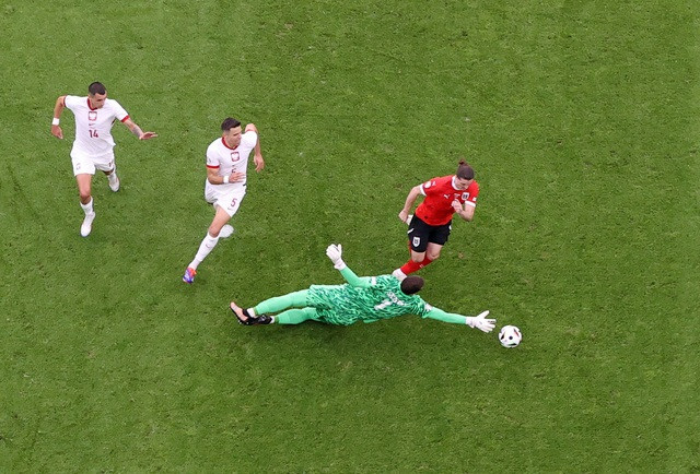 Thủ môn Szczesny phạm lỗi với Marcel Sabitzer