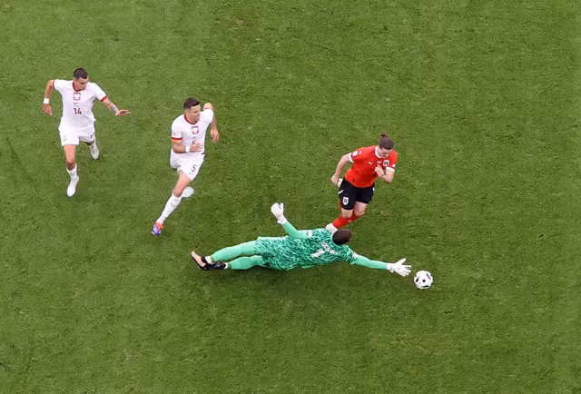 Thủ môn Szczesny phạm lỗi với Marcel Sabitzer