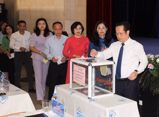 Bộ GD-ĐT yêu cầu trang bị kỹ năng phòng cháy, thoát hiểm cho học sinh - Ảnh 2. Sáng 14.9. Giám đốc và Ban lãnh đạo Sở GD-ĐT Hà Nội quyên góp hỗ trợ nạn nhân trong vụ cháy chung cư mini. Ảnh: T.H