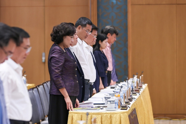 Lãnh đạo Chính phủ mặc niệm tưởng nhớ nạn nhân tử vong vụ cháy và lũ quét - Ảnh 2. Lãnh đạo các bộ ngành mặc niệm sáng 14.9. Ảnh: NHẬT BẮC
