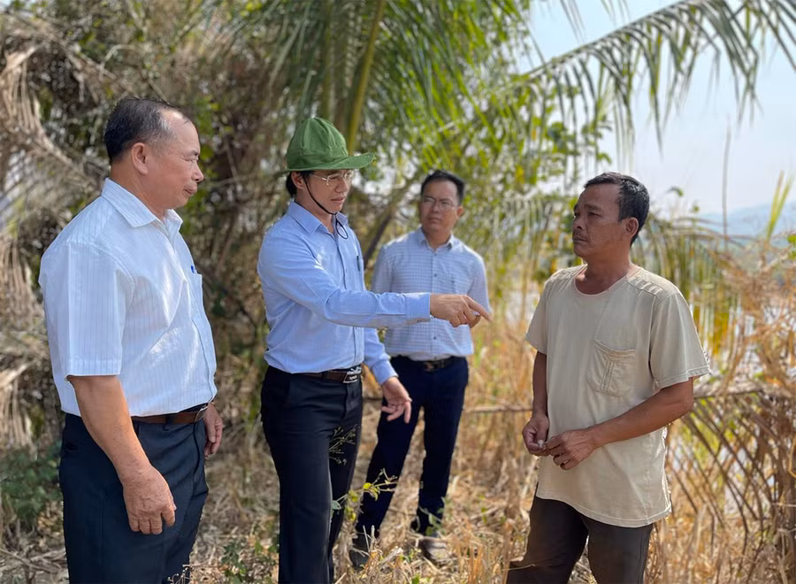 Chủ tịch UBND huyện Ia Pa Huỳnh Văn Trường (thứ 2 từ trái sang) trao đổi với các hộ dân về phương án xây dựng kè chống sạt lở bờ sông Ba trong thời gian tới. Ảnh: M.P