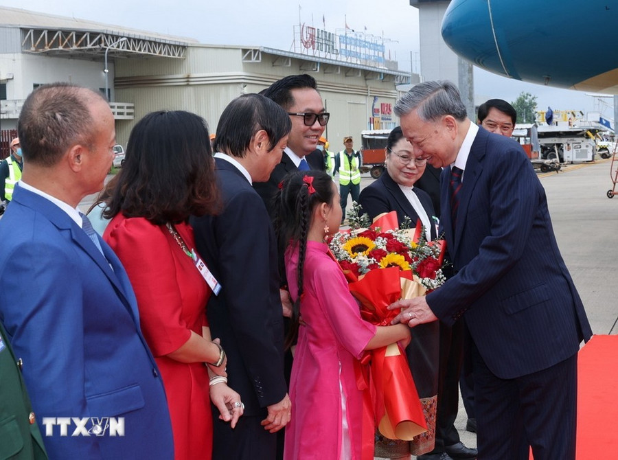 Lễ đón Chủ tịch nước Tô Lâm tại Sân bay quốc tế Wattay. (Ảnh: Nhan Sáng/TTXVN) Lễ đón Chủ tịch nước Tô Lâm tại Sân bay quốc tế Wattay. (Ảnh: Nhan Sáng/TTXVN)