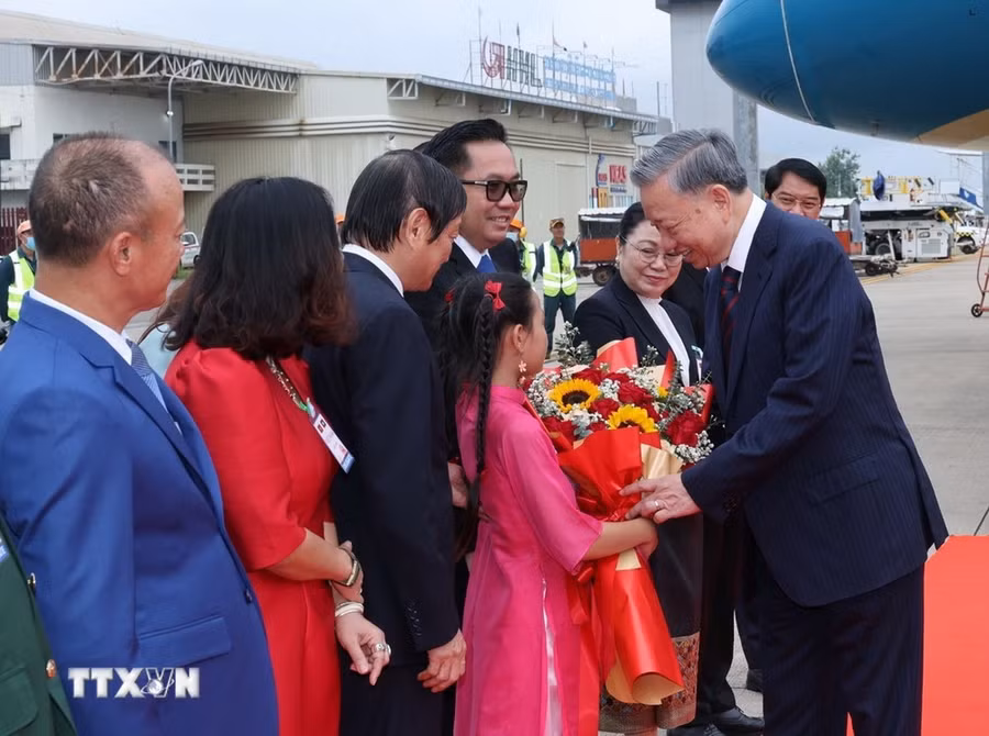 Lễ đón Chủ tịch nước Tô Lâm tại Sân bay quốc tế Wattay. (Ảnh: Nhan Sáng/TTXVN)