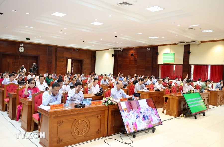 Đại biểu thông qua dự thảo Nghị quyết tại Kỳ họp. (Ảnh: Hoài Thu/TTXVN)