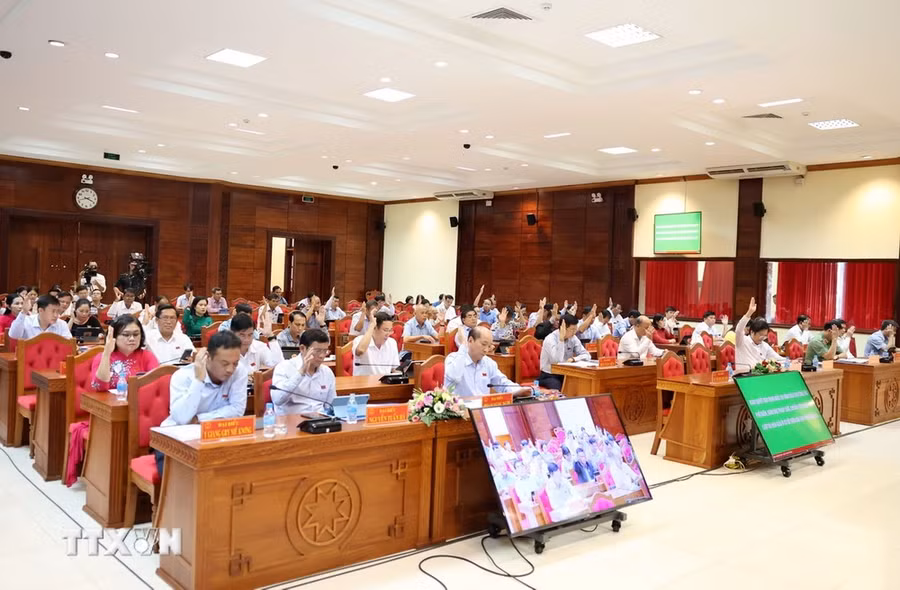 Đại biểu thông qua dự thảo Nghị quyết tại Kỳ họp. (Ảnh: Hoài Thu/TTXVN)