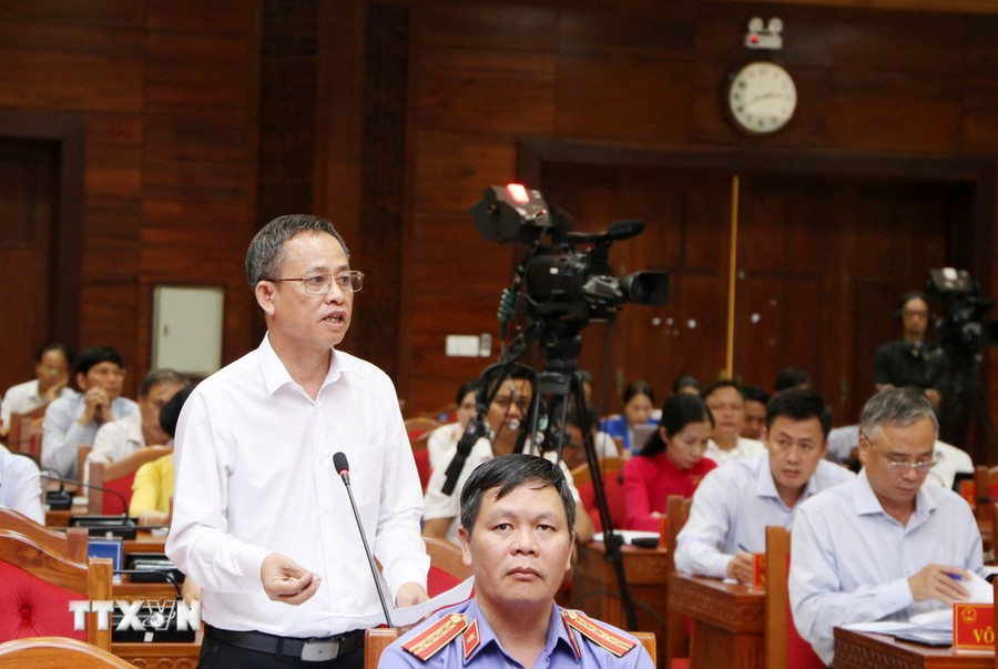 Phó Giám đốc Sở Giáo dục và Đào tạo tỉnh Đắk Lắk giải trình nhóm ý kiến về lĩnh vực giáo dục, đào tạo, đặc biệt là công tác phân luồng học sinh sau Trung học Cơ sở. (Ảnh: Hoài Thu/TTXVN)