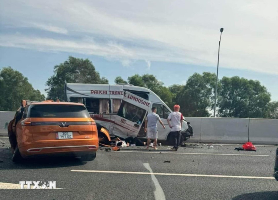 Hiện trường vụ tai nạn. (Ảnh: TTXVN phát) Hiện trường vụ tai nạn. (Ảnh: TTXVN phát)