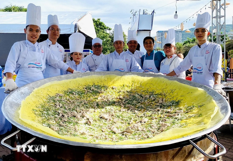 Đổ bánh xèo khổng lồ từ nhân cá ngừ đại dương. (Ảnh: Lê Phước Ngọc/TTXVN) Đổ bánh xèo khổng lồ từ nhân cá ngừ đại dương. (Ảnh: Lê Phước Ngọc/TTXVN)