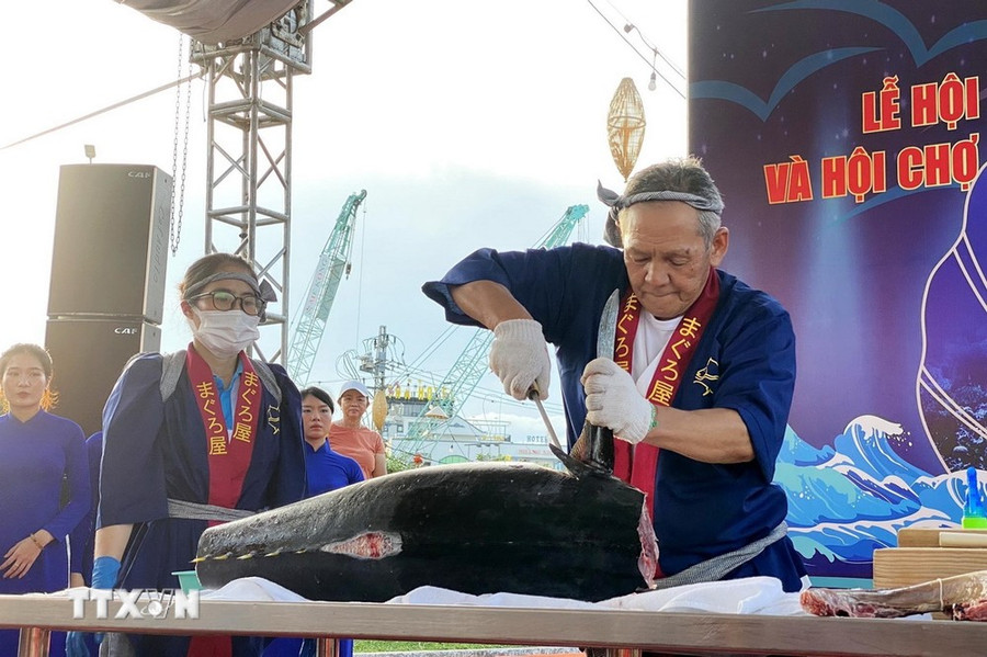 Đầu bếp đến từ Nhật Bản Tatsuhiko Itano trổ tài mổ, phi lê cá ngừ đại dương. (Ảnh: Lê Phước Ngọc/TTXVN) Đầu bếp đến từ Nhật Bản Tatsuhiko Itano trổ tài mổ, phi lê cá ngừ đại dương. (Ảnh: Lê Phước Ngọc/TTXVN)