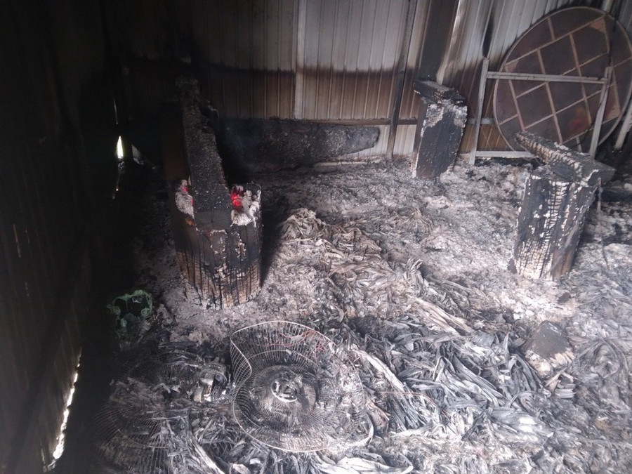 Nhiều vật dụng bên trong chốt bảo vệ bị cháy trụi Nhiều vật dụng bên trong chốt bảo vệ bị cháy trụi