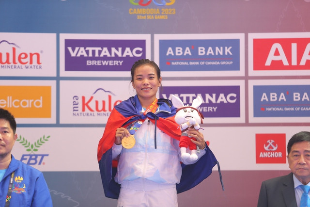 Pal Chhor Raksmy hạnh phúc khi mang về cho thể thao chủ nhà Campuchia 4 HCV, 1 HCB, 1 HCĐ. Ảnh: GIANG LÊ