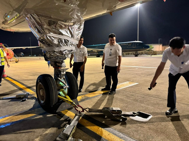 Giám đốc Cảng hàng không quốc tế Nội Bài Tô Tử Hà kiểm tra vị trí đỗ máy bay. Ảnh: Phan Công