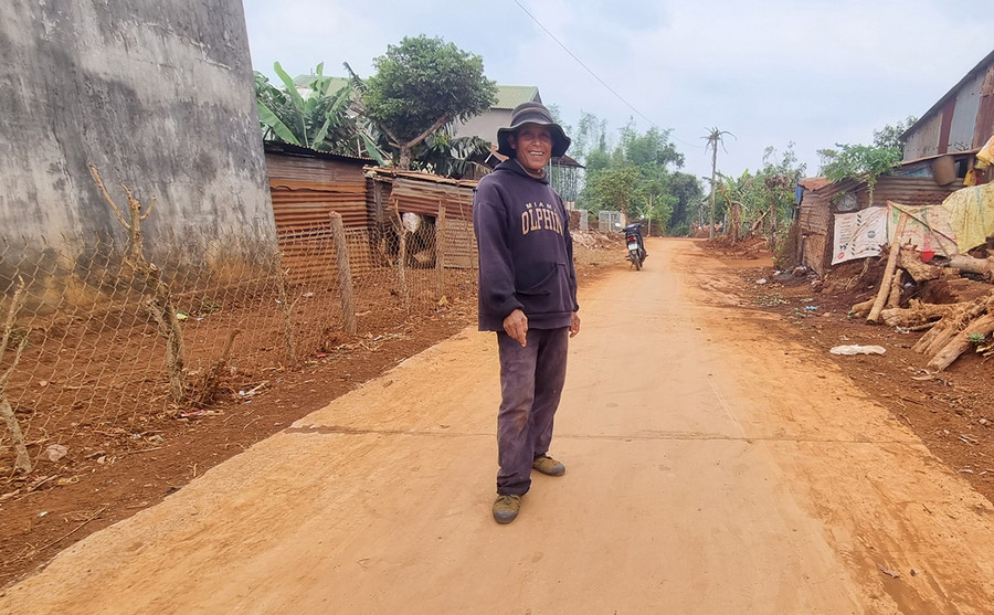 Ông Klêh (thôn O Đeh, xã Ia Pết) vui mừng vì có con đường mới khang trang. Ảnh: K.P Ông Klêh (thôn O Đeh, xã Ia Pết) vui mừng vì có con đường mới khang trang. Ảnh: K.P