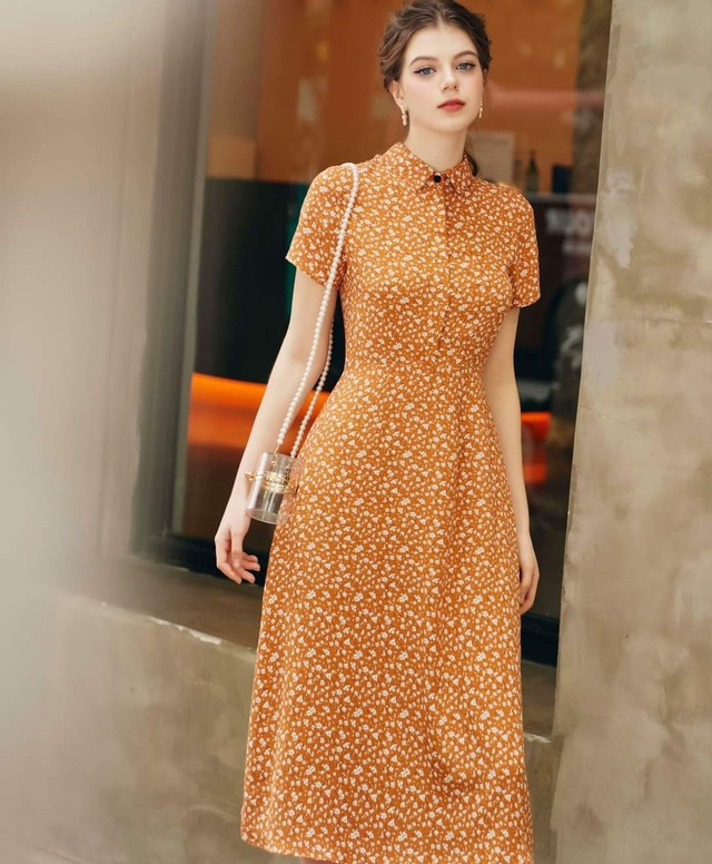Thêm ý tưởng diện đồ trẻ trung, hiện đại và ngọt ngào cho những chuyến đi chơi hay cà phê cuối tuần. Gam màu cam rực rỡ cùng họa tiết in hoa nhí sắc nét và chi tiết chiết eo giúp nàng thêm rạng rỡ kiêu kì Thêm ý tưởng diện đồ trẻ trung, hiện đại và ngọt ngào cho những chuyến đi chơi hay cà phê cuối tuần. Gam màu cam rực rỡ cùng họa tiết in hoa nhí sắc nét và chi tiết chiết eo giúp nàng thêm rạng rỡ kiêu kì