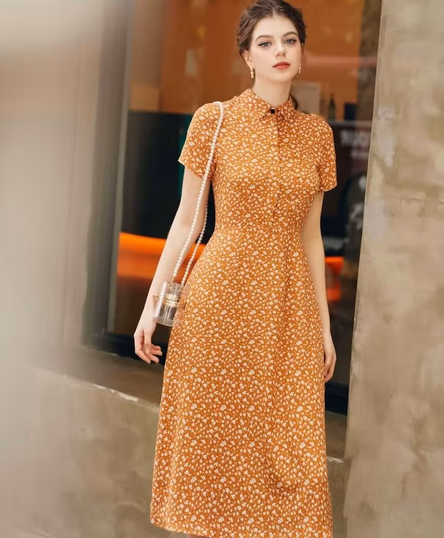 Thêm ý tưởng diện đồ trẻ trung, hiện đại và ngọt ngào cho những chuyến đi chơi hay cà phê cuối tuần. Gam màu cam rực rỡ cùng họa tiết in hoa nhí sắc nét và chi tiết chiết eo giúp nàng thêm rạng rỡ kiêu kì