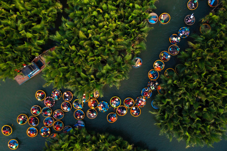 Khách du lịch ở rừng dừa. Ảnh: PHAN VŨ TRỌNG Khách du lịch ở rừng dừa. Ảnh: PHAN VŨ TRỌNG