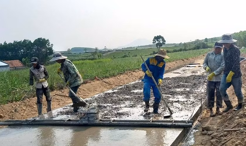Người dân xã Xuân An, thị xã An Khê làm đường bê tông xi măng ra khu sản xuất. Ảnh: Hà Duy