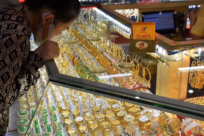 Giá vàng hôm nay của thế giới biến động khó lường.