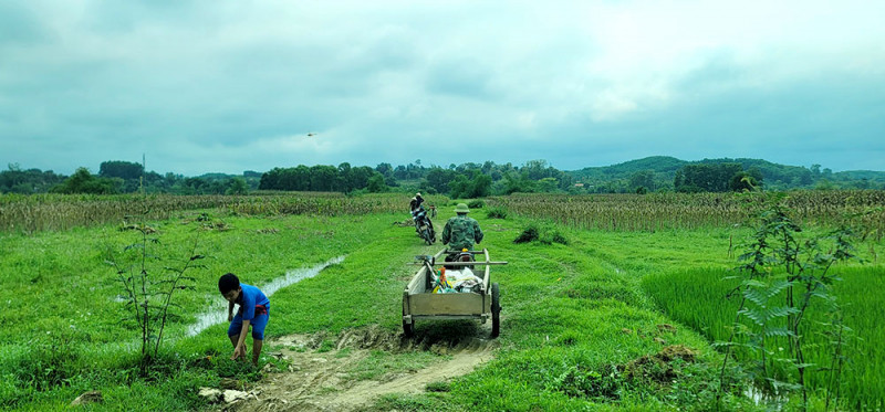 Đang làm đồng, thấy trời vần vũ, mọi người vội vã trở về nhà. Đang làm đồng, thấy trời vần vũ, mọi người vội vã trở về nhà.