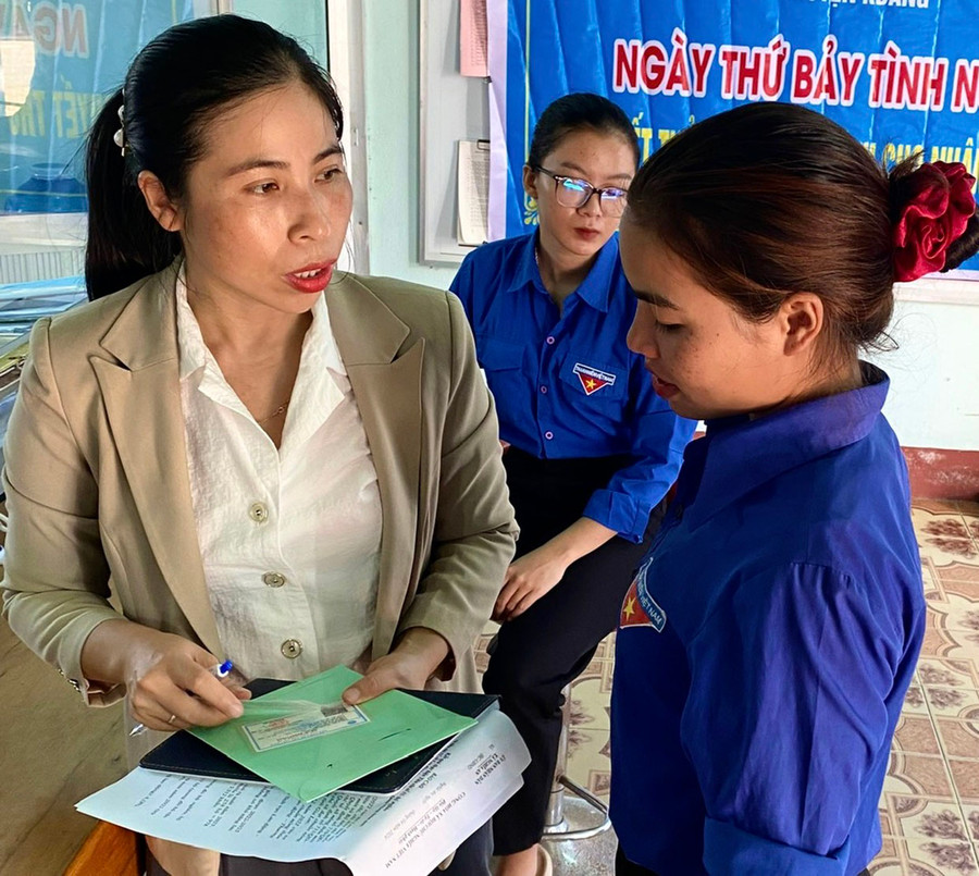 Đoàn viên thanh niên xã Nghĩa An (huyện Kbang) tham gia hỗ trợ người dân thực hiện các thủ tục hành chính. Ảnh: Minh Phương Đoàn viên thanh niên xã Nghĩa An (huyện Kbang) tham gia hỗ trợ người dân thực hiện các thủ tục hành chính. Ảnh: Minh Phương
