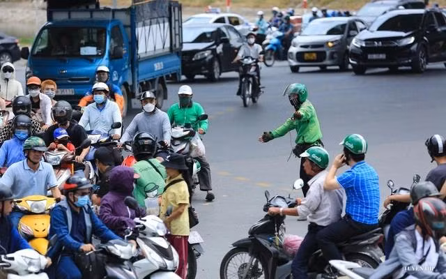 Hình ảnh anh Thanh phân làn giao thông được PV Văn Tuyến (Đài PT - TH Hà Nội)ghi lại khi đi tác nghiệp