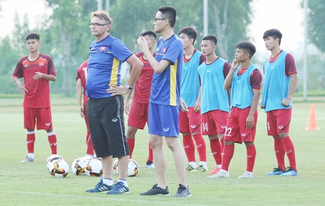 HLV Troussier có thể sẽ xem vòng 4 V-League 2023. Ảnh: Minh Tú HLV Troussier có thể sẽ xem vòng 4 V-League 2023. Ảnh: Minh Tú