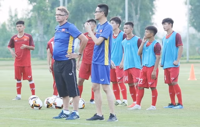 HLV Troussier có thể sẽ xem vòng 4 V-League 2023. Ảnh: Minh Tú