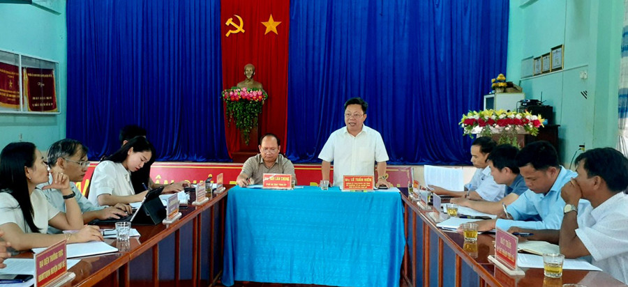 Phó Bí thư Tỉnh ủy Rah Lan Chung và Chính uỷ Bộ Chỉ huy Quân sự tỉnh Lê Tuấn Hiến chủ trì buổi giám sát tại UBND xã Kông Htok, huyện Chư Sê. Ảnh: Hoàng Viên Phó Bí thư Tỉnh ủy Rah Lan Chung và Chính uỷ Bộ Chỉ huy Quân sự tỉnh Lê Tuấn Hiến chủ trì buổi giám sát tại UBND xã Kông Htok, huyện Chư Sê. Ảnh: Hoàng Viên