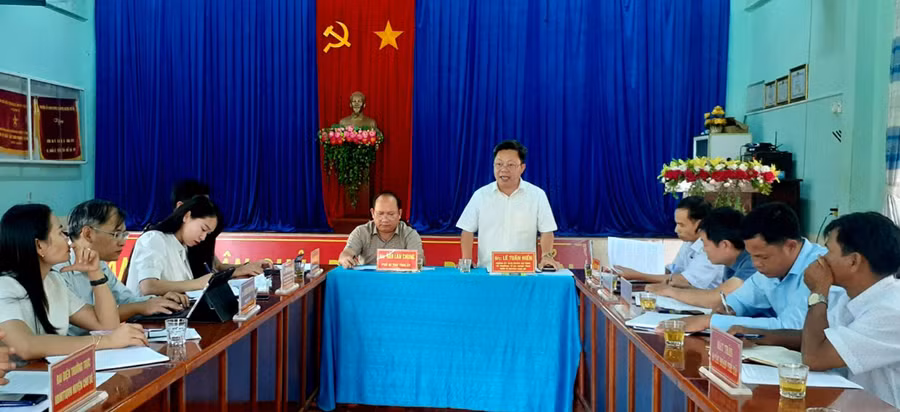 Phó Bí thư Tỉnh ủy Rah Lan Chung và Chính uỷ Bộ Chỉ huy Quân sự tỉnh Lê Tuấn Hiến chủ trì buổi giám sát tại UBND xã Kông Htok, huyện Chư Sê. Ảnh: Hoàng Viên