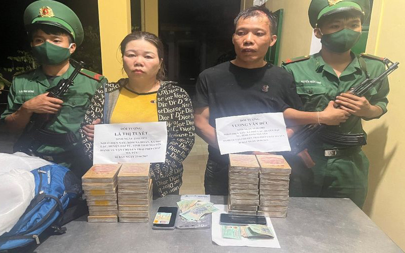 Hai đối tượng cùng tang vật. Ảnh: VL-HA