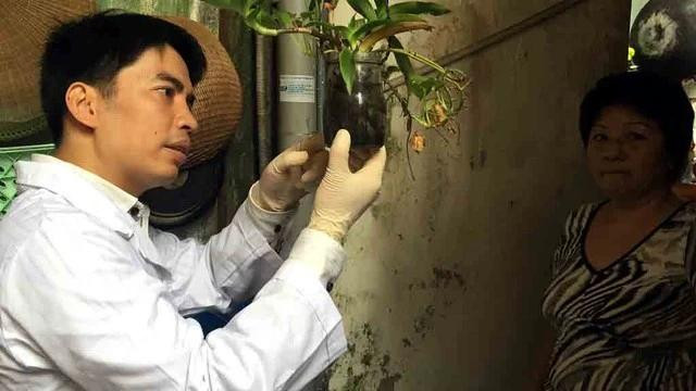 Chuyên gia của NIHE hướng dẫn người dân tại Hà Nội loại bỏ các ổ bọ gậy muỗi vằn truyền bệnh sốt xuất huyết. Ảnh: Liên Châu Chuyên gia của NIHE hướng dẫn người dân tại Hà Nội loại bỏ các ổ bọ gậy muỗi vằn truyền bệnh sốt xuất huyết. Ảnh: Liên Châu