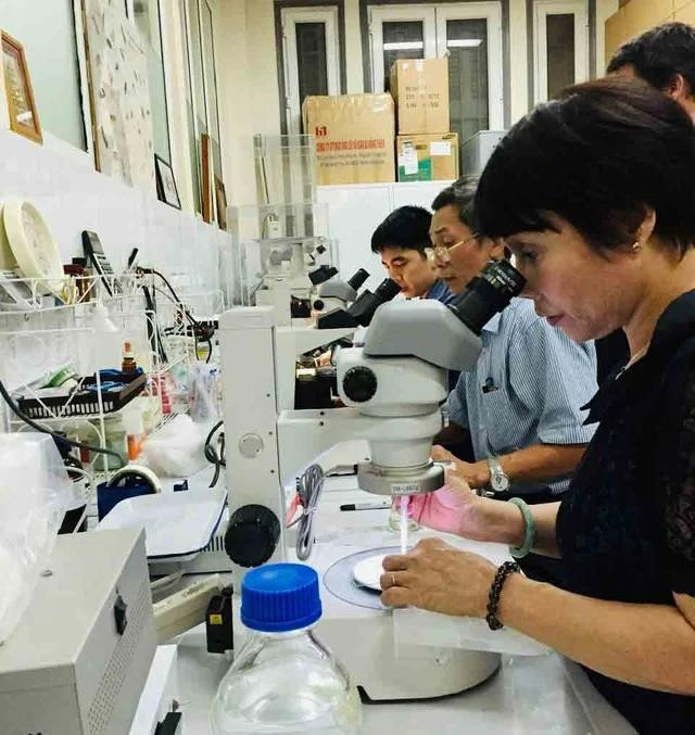 Các chuyên gia của NIHE nghiên cứu về muỗi vằn. Ảnh: H.Sơn Các chuyên gia của NIHE nghiên cứu về muỗi vằn. Ảnh: H.Sơn